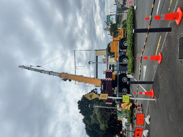 Truck with a section of the new Moerā building